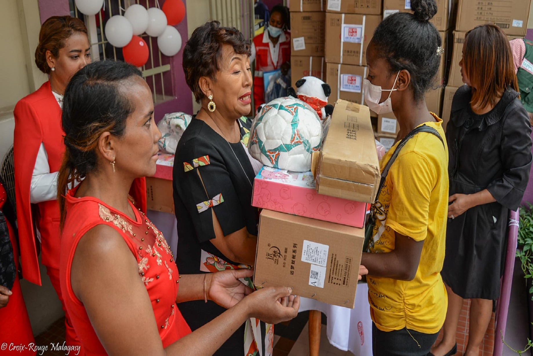 Cérémonie de remise de jouets, de fourniture scolaire pour les enfants du District 5